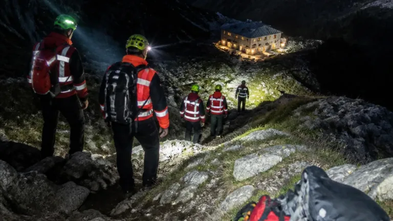 Nächtlicher Bergungseinsatz: Paar nach unterschätzter Tour vom Koschutahaus gerettet