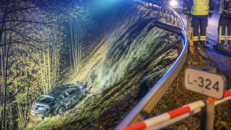 Nächtlicher Fahrzeugabsturz bei Assling: Drei junge Insassen verletzt, Fahrer positiv auf Alkohol