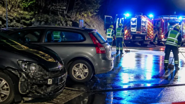 Nächtlicher Pkw-Unfall in Golling: Zwei Verletzte, Einsatzkräfte räumen Parkplatz