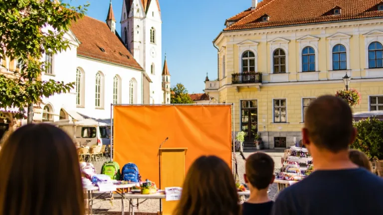 NEOS warnen vor Betreuungsdefiziten in Horn: Forderungen und Folgen für Familien