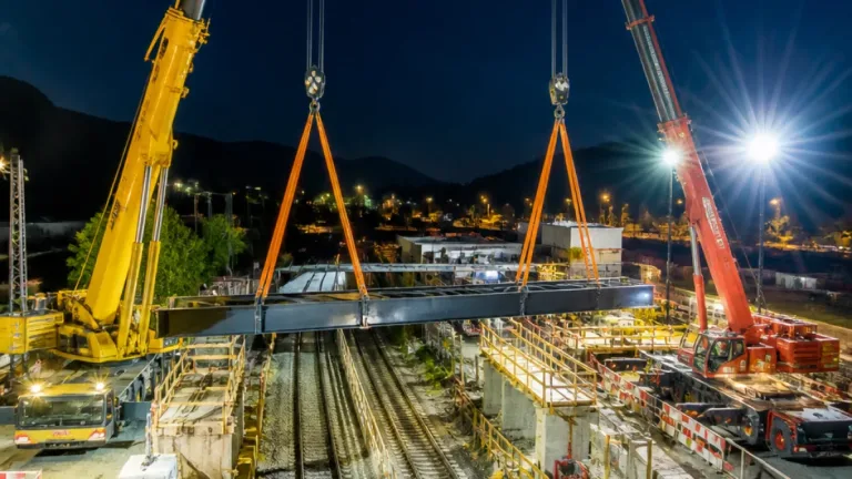 Neue Bahnüberführung in Foirach: Tragwerk eingehoben, zwei Bahnübergänge sollen wegfallen