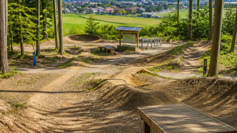 Neuer Trailpark in Sattledt bietet 1,5 km Jump- und Flow-Strecken