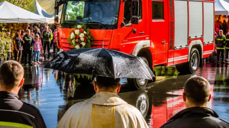 Neues HLF 20 in Neunkirchen gesegnet – Feuerwehrfest trotz Regen gut besucht