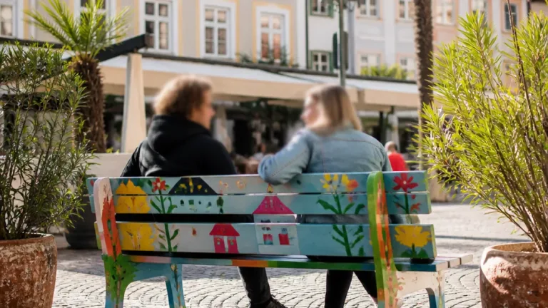 Neues „Ratschbankerl“ am Hauptplatz soll Begegnungen und Gespräch fördern