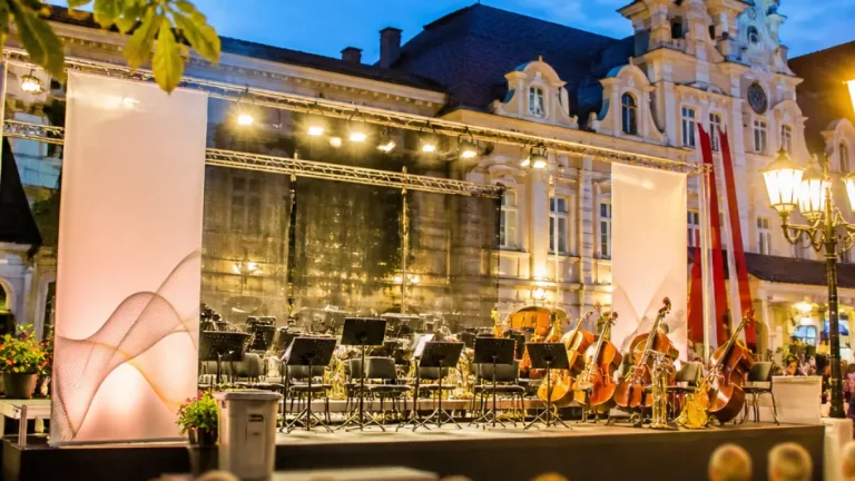 Neunkirchen: Birgit Denk feiert Premiere mit Streichern und Bläsern am Hauptplatz