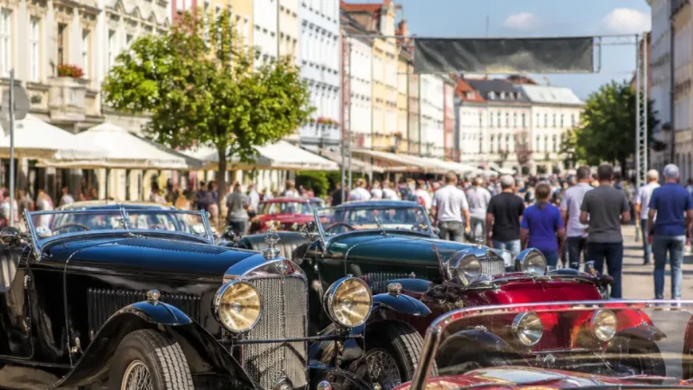 Oldtimer-Treff am Stadtplatz: „Friends of Classic“ zieht zahlreiche Besucher an