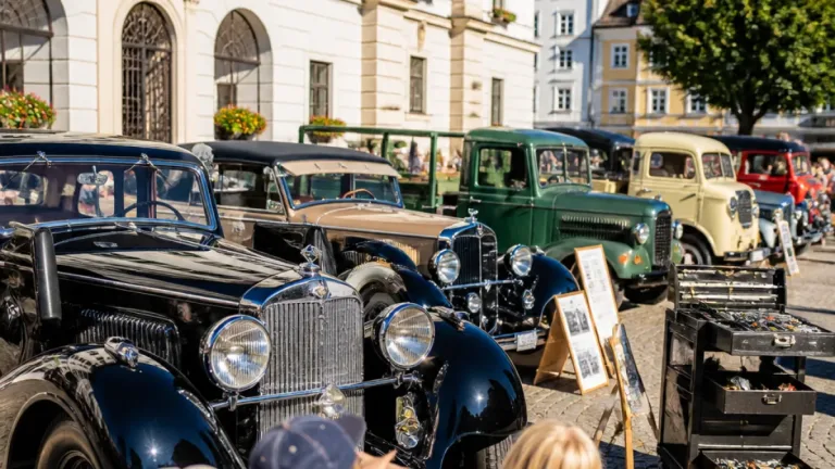 Oldtimer-Treffen am Stadtplatz: Historische Fahrzeuge ziehen Besucher nach Vöcklabruck