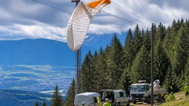 Paragleiter verfängt sich in 20‑kV‑Leitung – rund 1.200 Haushalte stromlos