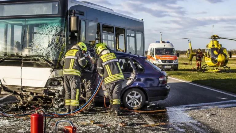 Pkw kollidiert mit Linienbus in Deutsch‑Wagram – Notarzthubschrauber im Einsatz