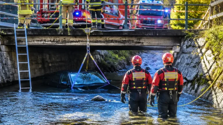 PKW rollt in Schlitters ins Bachbett – Feuerwehr und Rettungsschwimmer bergen Wagen sicher
