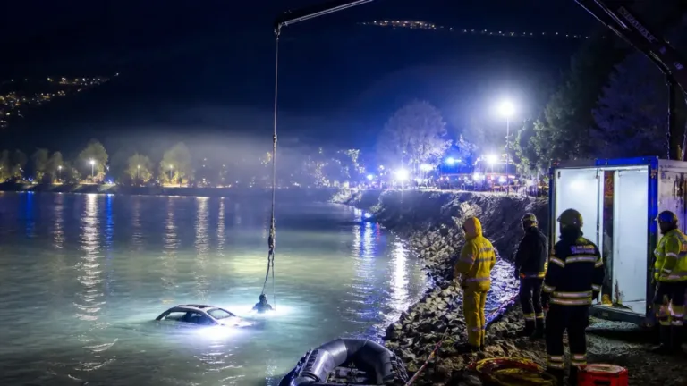Pkw stürzt bei Zell am See in Salzach – Insassen rettet sich aus sinkendem Fahrzeug