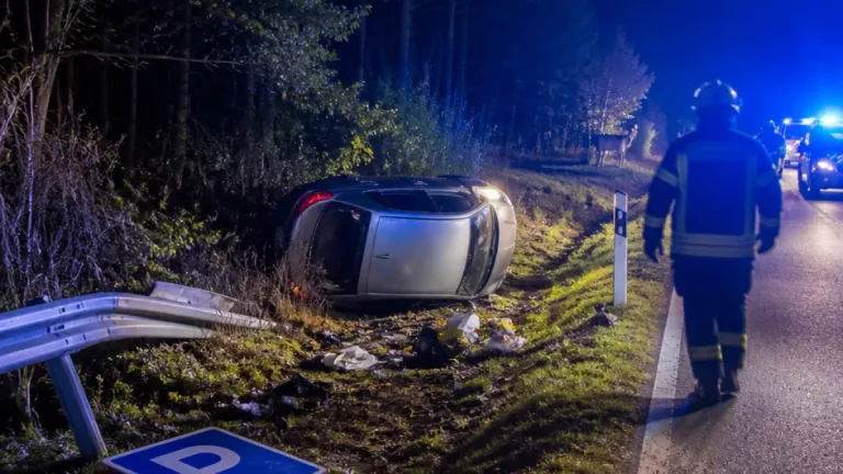 Pkw überschlägt sich auf Villacher Alpenstraße nach Reh-Kreuzung – drei Leichtverletzte