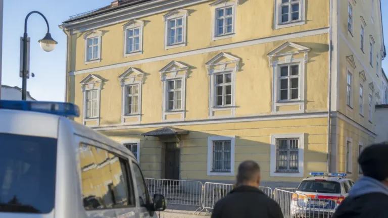 Polizeizentrum im umgestalteten Hitler-Geburtshaus nimmt Betrieb auf