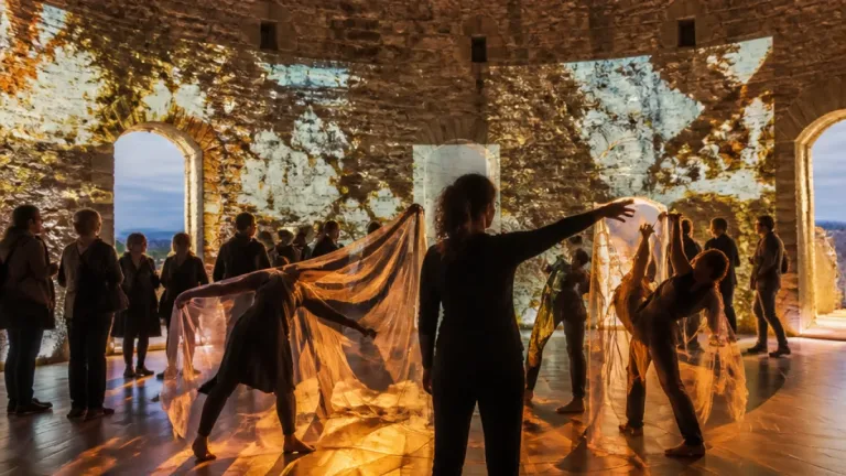 Pulverturm wird Bühne: Tanzensemble und italienisches Theater schaffen begehbares Labyrinth