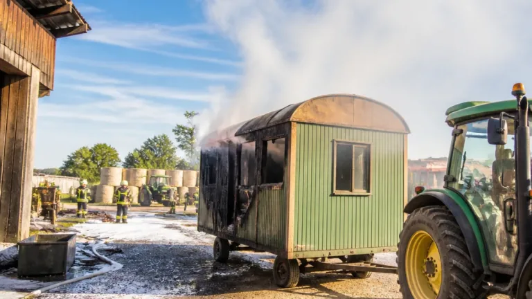 Schweißarbeiten lösen Schwelbrand an Bauwagen in St. Urban aus – Anhänger rechtzeitig weggezogen