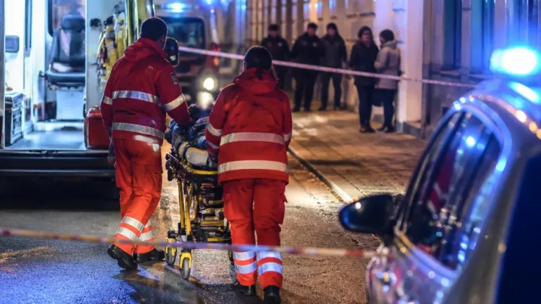 Schwere Messerattacke in Wien-Favoriten: Zwei Männer verletzt, Hintergründe unklar