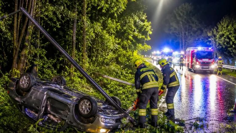 Schwerer Unfall bei Weiz: Fahrer nach Überschlag mit Hubschrauber ins LKH Graz geflogen
