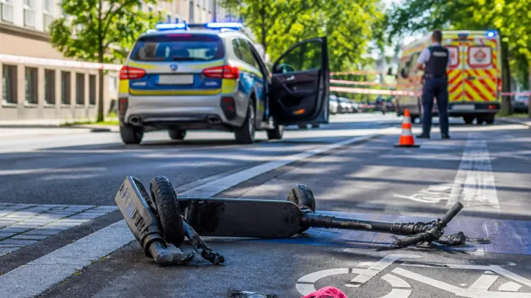 Schwerer Unfall in Feldkirch: E‑Scooter kollidiert mit Polizisten