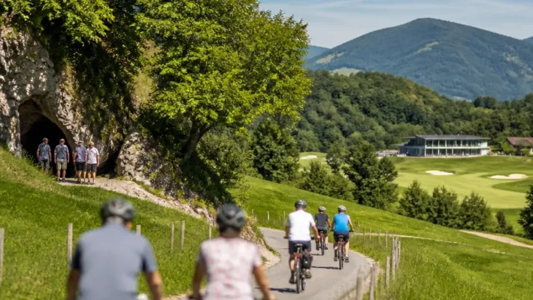 Seniorenrunde aus Rankweil radelt in zwei Gruppen zur Kristallhöhle und zum Golfplatz Brederis