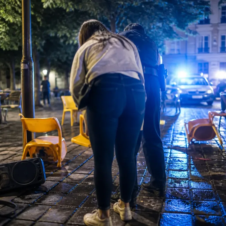 40-Jährige greift bei Wegweisung in Wien nach Dienstwaffe – Anzeige und Verwaltungsstrafen