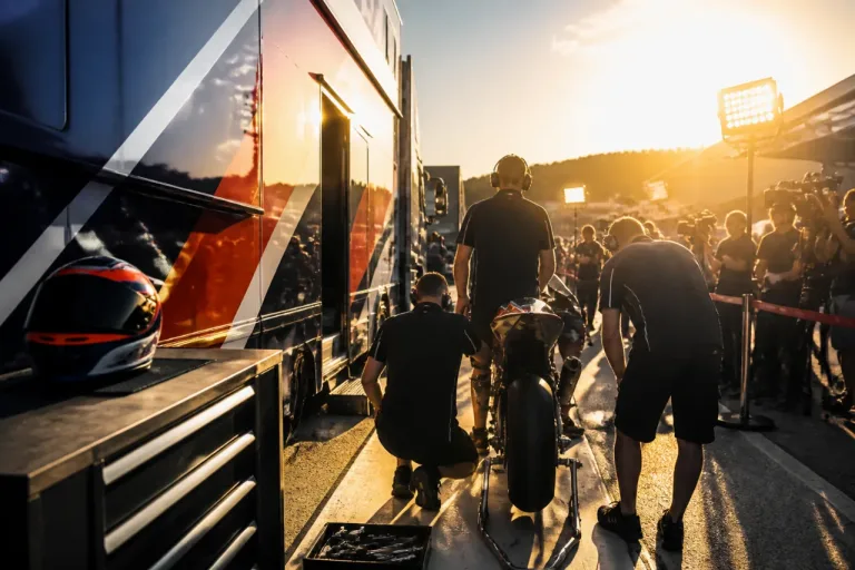 OnlyFans finanziert Moto2-Team – heftige Debatte um Sponsoring und Sportmarketing