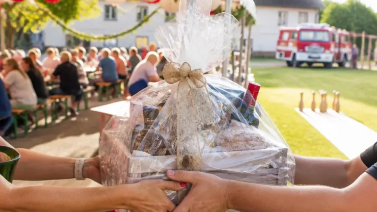 St. Stefaner Kirchtag der FF: Gemeinschaftspflege beim Festzelt am Rüsthaus