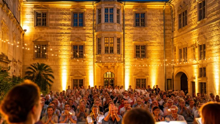 Stadtkapelle Gmunden begeistert mit Schlosskonzert im Innenhof von Ort