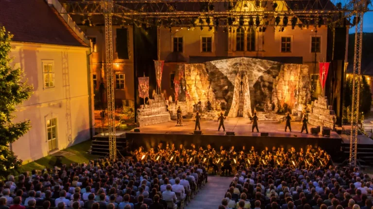 Starker Start für Musicalfestspiele: „Artus – Excalibur“ begeistert Schloss-Publikum