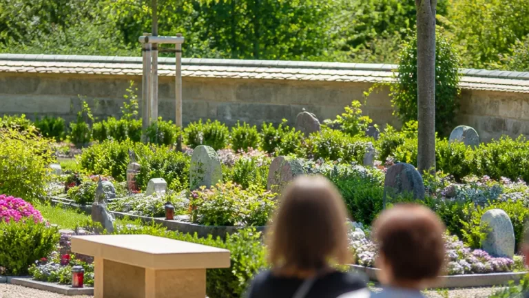 Sternengarten auf Friedhof Krems eröffnet: geschützter Erinnerungsort für betroffene Familien