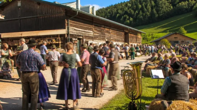 Tanzen, Markt und regionales Handwerk: Sogfest in Krakauebene setzt auf Gemeinschaft