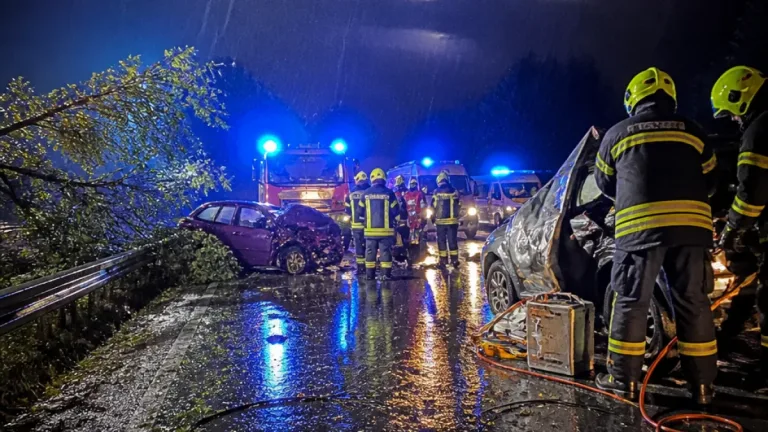 Unwetter: Frontalcrash auf B100 fordert fünf Verletzte – Villacher Feuerwehren bei zahlreichen Einsätzen