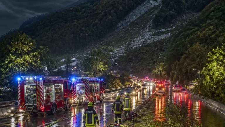 Unwetter trifft Wiener Neustadt: 65 Einsätze, A2 überflutet und mehrere Feuerwehren im Dauereinsatz