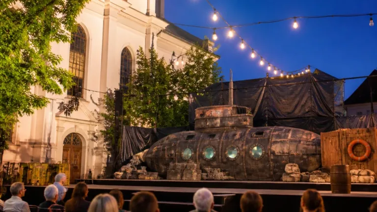 Variété Pavé bringt Zirkustheater an den Kirchplatz in Lustenau