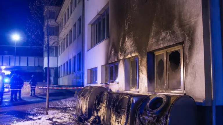 Vier Papiercontainer vor Gymnasium angezündet – 25.000 Euro Schaden