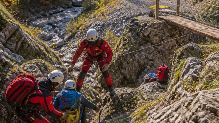 Vierjähriges Kind stürzt beim Wanderweg – nach zehn Meter Tiefflug ins Spital