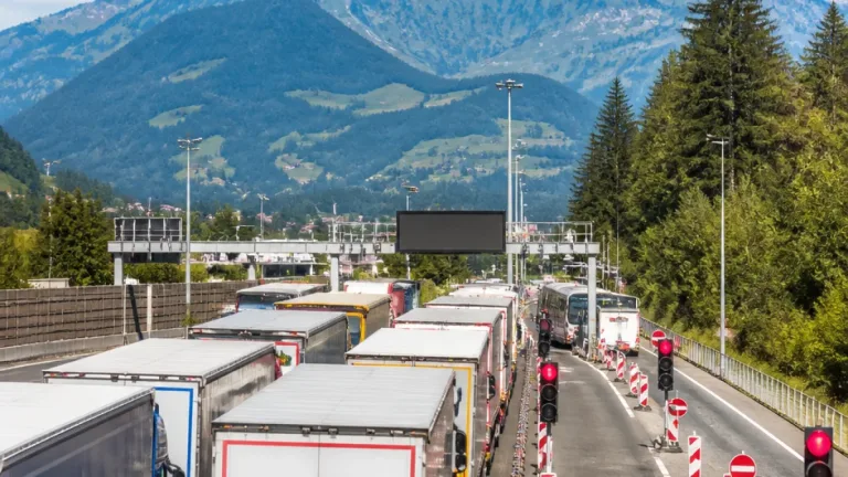 Warum die Blockabfertigung an der Grenze bei Kufstein den Verkehr immer wieder stoppt