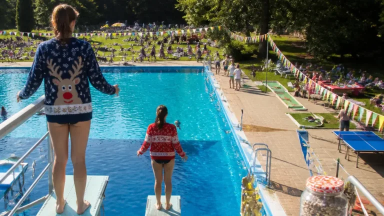 Weihnachts-Pullover und Sprungkraft: FZ.Fest im Freibad Waidhofen erfolgreich nachgeholt