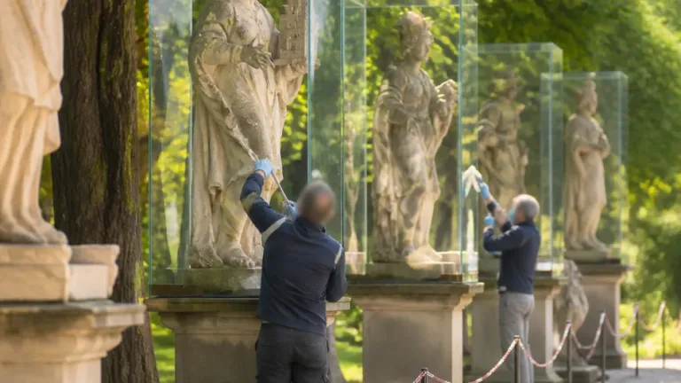 Wolfsberg: Sandsteinfiguren im Stadtpark nach umfassender Reinigung wieder sichtbar