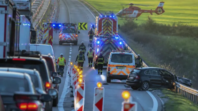 Zwei Tote nach Pkw-Aufprall auf Leitschiene: A1 bei Haag stundenlang gesperrt